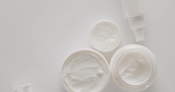 Białe Słoiki Tuby Kosmetyków Obracają Się Studio Białym Tle Oleje — Wideo stockowe