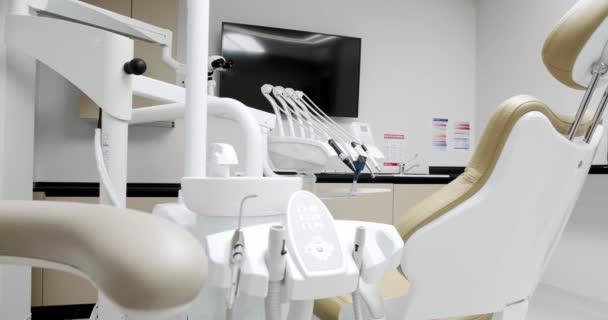 Modernes Zimmer Mit Zahnarztstuhl Und Medizinischen Geräten Moderne Geräte Der — Stockvideo