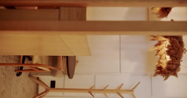 Nowoczesna Minimalistyczna Kawiarnia Drewnianym Krzesłem Materiałem Włókienniczym Czarnym Stołem Zamknij — Wideo stockowe