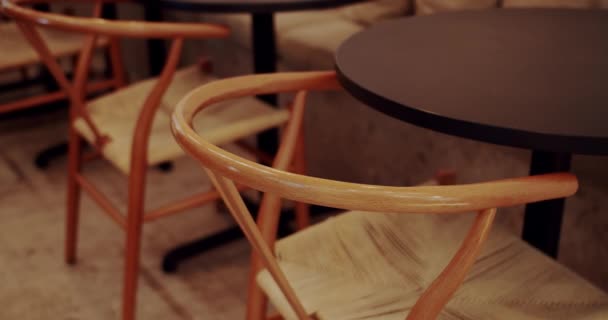 现代简约的咖啡店 有木制椅子 有纺织材料和黑色桌子 把木椅和桌子关上 生态友好型咖啡 空的桌布和木制椅子 — 图库视频影像
