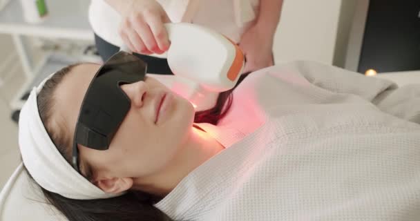 Γυναίκα Που Κάνει Μασάζ Υγραέριο Στην Κλινική Ομορφιάς Beautician Cosmetologist — Αρχείο Βίντεο