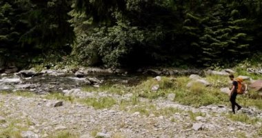 Sırt çantasıyla gezen çam ormanlarıyla gezen erkek gezgin, maceraperest. Yabanda yürüyüş yapan ya da kamp yapan bir adam yolda ya da patikada yürür. Açık hava yaşam tarzı. Ormanda yürüyen bir adam.