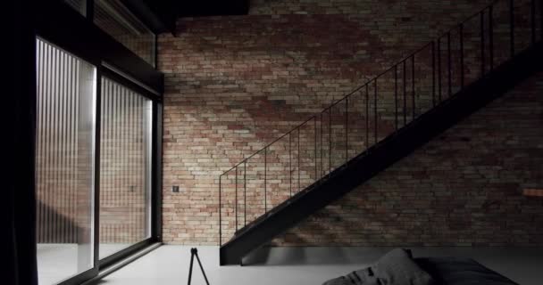 Modern Appartement Met Zwarte Trap Grote Schuiframen Minimalistische Woonkamer Met — Stockvideo