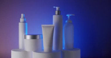 Beyaz şişe ve kozmetik tüpleri stüdyonun mavi arka planında, kamera soldan hareket ediyor. Doğal malzemelere dayalı kozmetik yağları, fırça, tonik, vücut bakımı. Güzellik tedavisi için tüpler.
