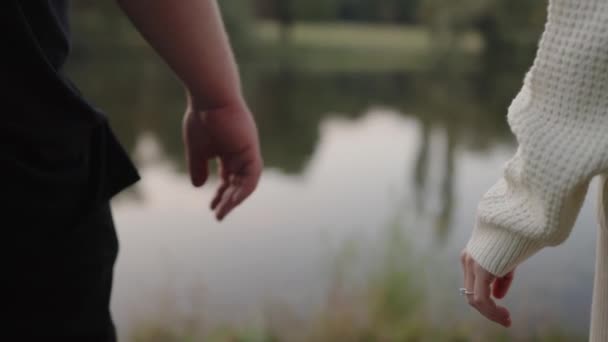 Romantiskt Förhållandebegrepp Beskuren Utsikt Över Par Man Och Kvinna Håller — Stockvideo
