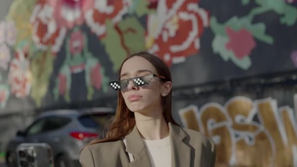 Jonge Mooie Vrouw Stijlvolle Outfit Trendy Zonnebril Maken Selfie Smartphone — Stockvideo