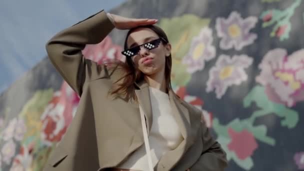 Mujer Con Estilo Gafas Sol Moda Posando Cámara Mostrando Gesto — Vídeos de Stock