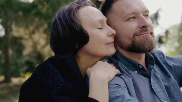Ζευγάρι Άντρας Και Γυναίκα Έχουν Ρομαντική Σχέση Κάθονται Στην Αγκαλιά — Αρχείο Βίντεο