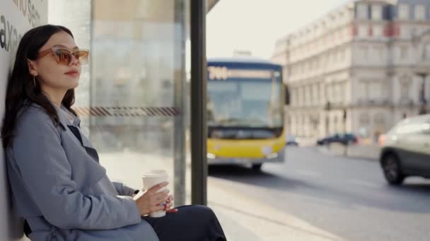 Mujer Joven Estado Ánimo Relajado Sentado Banco Parada Autobús Mientras — Vídeos de Stock