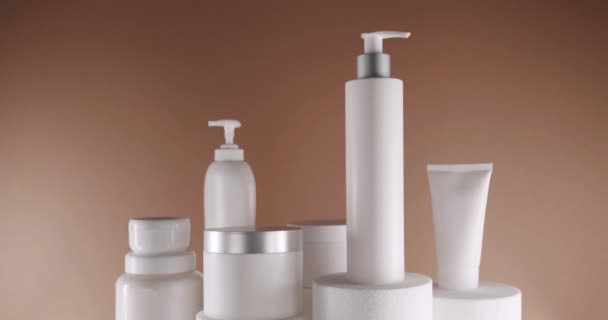 Witte Fles Tubes Voor Cosmetica Een Bruine Achtergrond Studio Cosmetica — Stockvideo