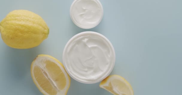 Garrafas Brancas Tubos Com Rotação Frutas Limão Para Cosméticos Fundo — Vídeo de Stock