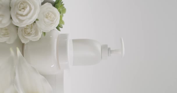 Frascos Botellas Tubos Para Cosméticos Tratamientos Belleza Sobre Fondo Blanco — Vídeo de stock