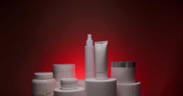 Sklenice Láhve Trubice Pro Kosmetiku Kosmetické Ošetření Červeném Pozadí Světlo — Stock video