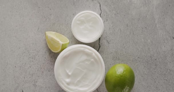 Λευκά Jars Και Σωλήνες Κίτρο Lime Για Καλλυντικά Περιστρέφονται Γκρι — Αρχείο Βίντεο