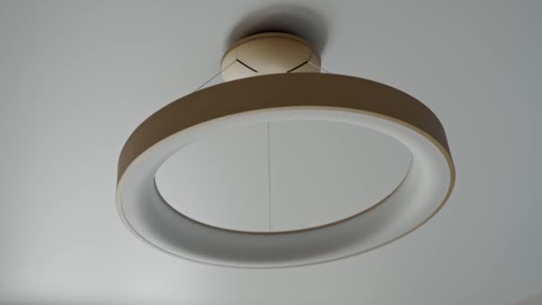 公寓里的现代圆形天花板灯 客厅内部的细节 简约风格的当代吊灯设计 照明概念 — 图库视频影像