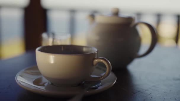 Szekrény Kerámia Csésze Közelében Teáskanna Friss Tea Főzés Kávézó Asztal — Stock videók