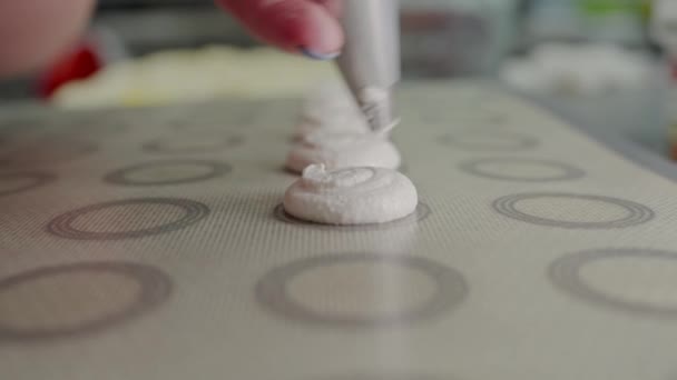 Zbliżenie Rękę Kobiety Torbą Wyciskając Ciasto Tacy Robienia Ciastek Domowej — Wideo stockowe
