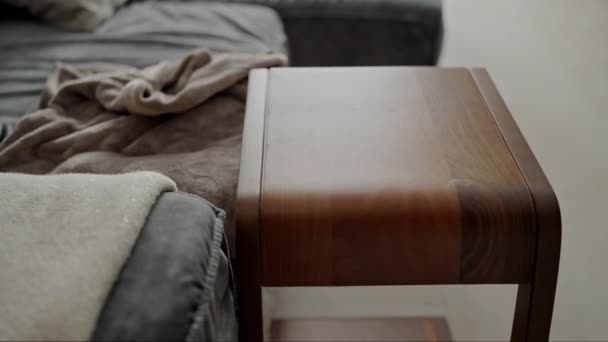 Dřevěný Konferenční Stolek Blízkosti Pohodlné Pohovky Textilní Kostkou Obývacím Pokoji — Stock video