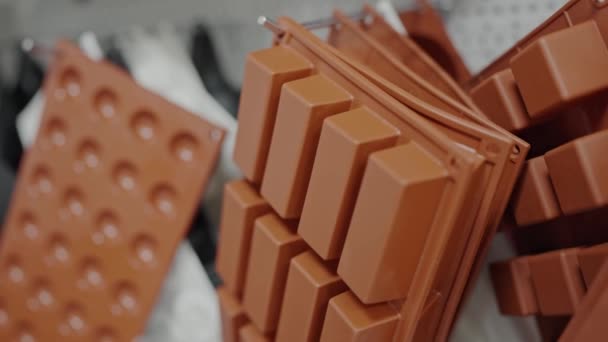 Nahaufnahme Auf Silikonformen Zur Herstellung Von Süßigkeiten Geschäft Der Konditorei — Stockvideo