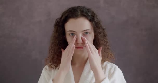 Krásná Žena Dělá Rutinu Péče Pleť Nanášení Hydratačního Krému Obličej — Stock video