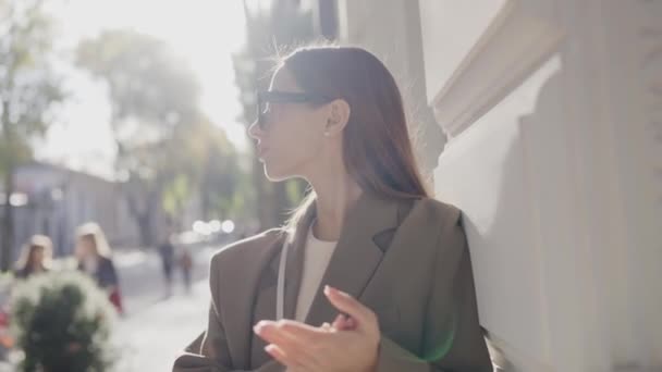Уверенная Привлекательная Женщина Стильных Солнцезащитных Очках Пиджаке Оглядывается Ждет Кого — стоковое видео