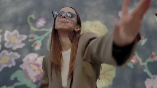 Positiv Pige Pixel Solbriller Trendy Outfit Har Det Sjovt Danser – Stock-video