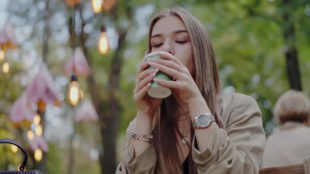 Młoda Piękna Kobieta Siedzi Kawiarni Ulicy Pije Świeżą Kawę Kobieta — Wideo stockowe