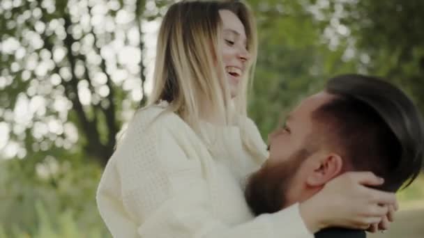 Homem Segurando Namorada Nos Braços Girando Parque Casal Feliz Tem — Vídeo de Stock