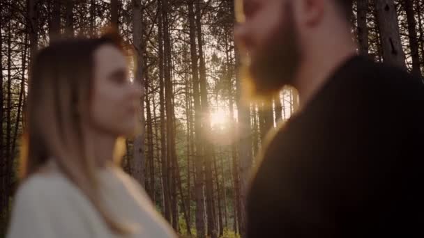 Pareja Feliz Enamorada Hombre Con Novia Una Cita Romántica Bosque — Vídeos de Stock