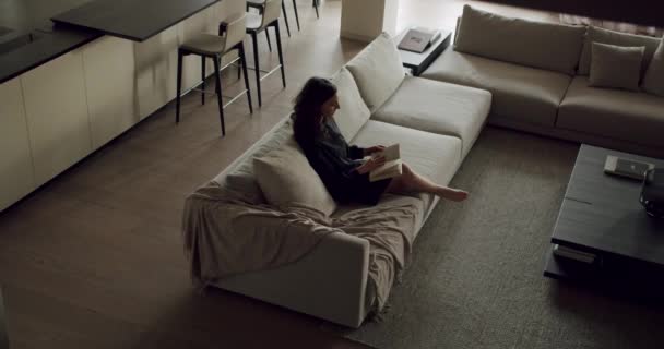 Donna Seduta Sul Divano Comfort Libro Lettura Casa Accogliente Donna — Video Stock