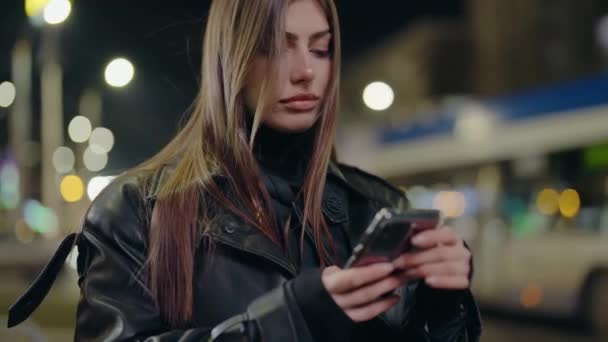 Молодая Грустная Женщина Стоит Вечером Городской Улице Использует Смартфон Вызова — стоковое видео