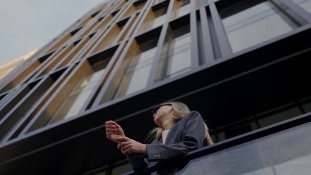 Balkonu Hotelu Město Dívá Žena Dlouhými Vlasy Městští Lidé Městská — Stock video