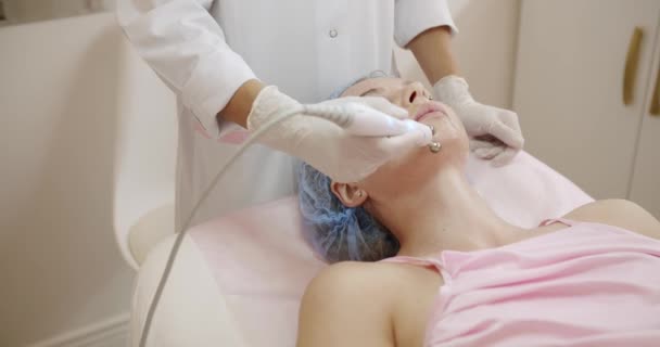 Cosmetologist Massagem Facial Com Foco Massageador Skincare Massagem Facial Mesclando — Vídeo de Stock