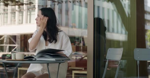 Жінка Сидить Кафе Столом Брюнетка Фіксує Волосся Сучасний Спосіб Життя — стокове відео