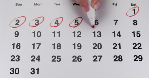 クローズアップカレンダーは 赤マーカーで重要な日付を強調表示します 重要な日付の周りの計画は数ヶ月をマーキングします タイムマネジメントライフに不可欠なイベントの休日に囲まれた重要な日付 — ストック動画