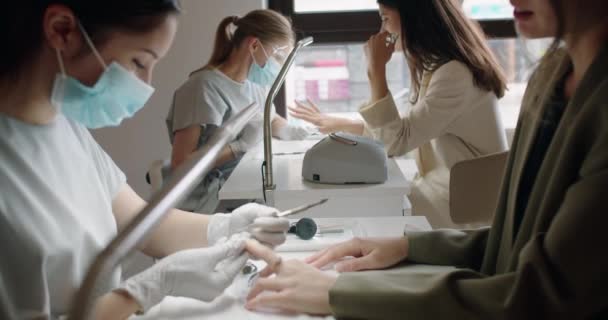 妇女使用特殊工具进行医疗修指甲 医疗指甲整形提高指甲健康美感自我护理指甲治疗所必需的医疗指甲整形促进指甲护理健康生活 — 图库视频影像