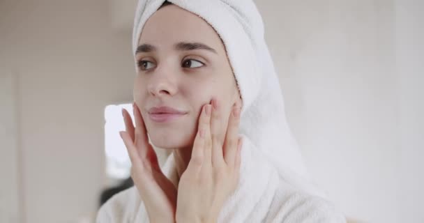 Mulher Beleza Roupão Banho Branco Toalha Cabeça Com Rosto Saudável — Vídeo de Stock