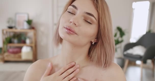 Skönhetskvinna Med Ansikte Frisk Hud Massage Händer Röra Ansiktet Ren — Stockvideo