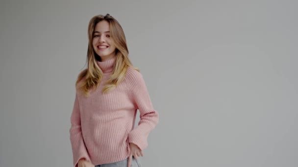 Mulher Bonita Nova Suéter Malha Rosa Posando Fundo Branco Estúdio — Vídeo de Stock