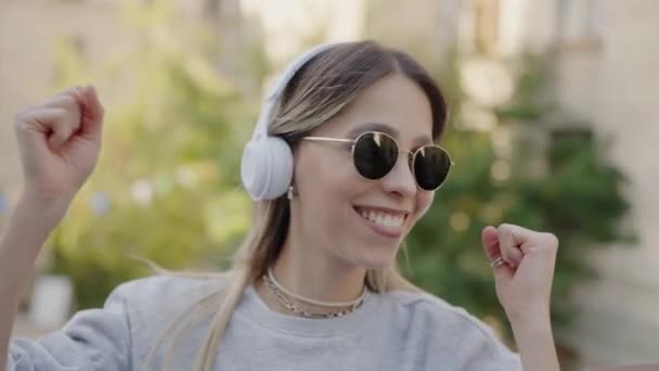 Positiv Kvinde Trådløse Hovedtelefoner Lytte Musik Danse Gaden Glad Munter – Stock-video