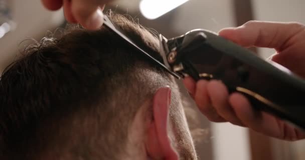 Hombre Guapo Conseguir Nuevo Peinado Con Trimmer Eléctrico Primer Plano — Vídeo de stock