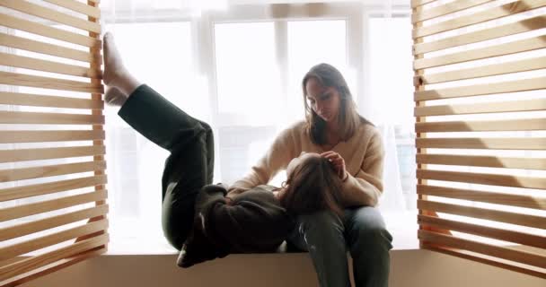 Zwei Lesbische Frauen Genießen Zeit Miteinander Verbringen Umarmung Sitzen Und — Stockvideo