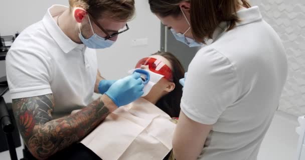 Οδοντίατρος Κάνει Καθαρισμό Δοντιών Για Τον Ασθενή Στην Οδοντιατρική Σύγχρονη — Αρχείο Βίντεο