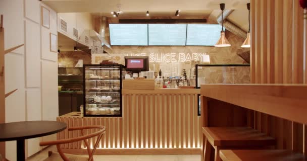 Ahşap Sandalyesi Masası Olan Modern Minimalist Bir Kafe Modern Ahşap — Stok video