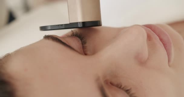 Rejuvenescimento Facial Medicina Estética Está Realizando Procedimento Close Uma Jovem — Vídeo de Stock