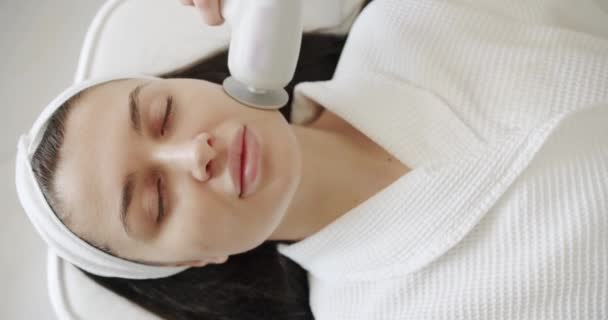 面部皮肤机械处理过程的一个特写镜头 在一家专业的美容院进行Lpg皮肤按摩 美容师做超声波面部按摩 面对美容美发 — 图库视频影像