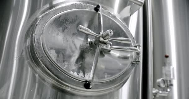 酿造啤酒用的不锈钢罐 啤酒厂里有巨大的不锈钢桶 啤酒发酵设备 酿造设备工厂 酿酒厂的概念 现代酿酒厂 — 图库视频影像