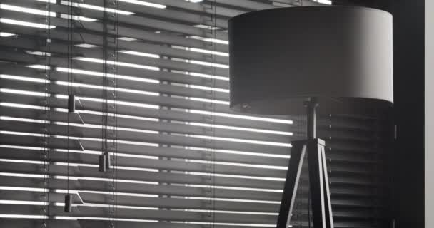 中にはモダンなブラックランプ 現代の黒のブラインド付きの窓の横にある黒のミニマリストの円形フロアランプ 照明機器とミニマリストインテリア 現代的なランプ 高級シャンデリア — ストック動画