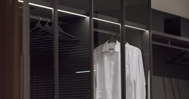 Czarna Szafa Klasyczną Koszulą Luksusowa Sypialnia Spacerem Szafie Garderoba Rzeczami — Wideo stockowe