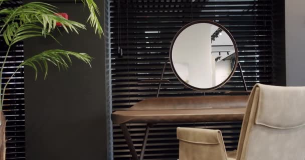 Modern Wooden Boudoir Table Minimalist Mirror Room Flowers Room Palm — Stockvideo